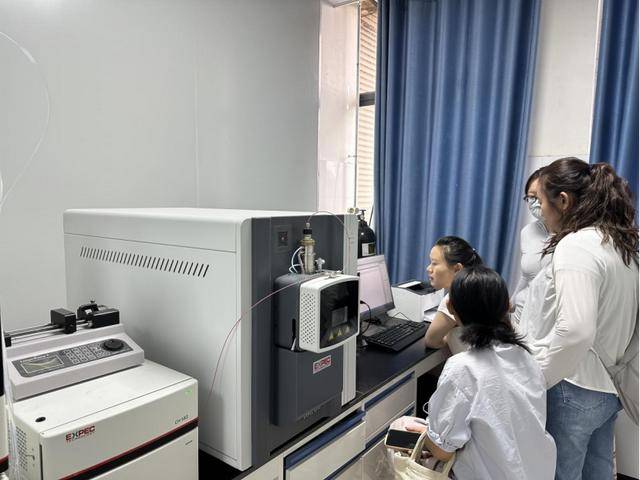 濮阳医学高等专科学校开展医学分子生物学实验室科研仪器培训:仪器